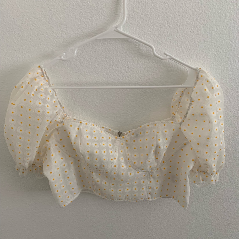 White crop top w/ Cinderella sleeves, daisy print